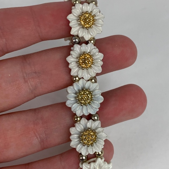 Daisy floral bracelet - Picture 2 of 3